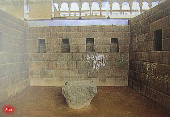 Side alcove.